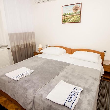 Rooms & Apartment Albina バスカ エクステリア 写真