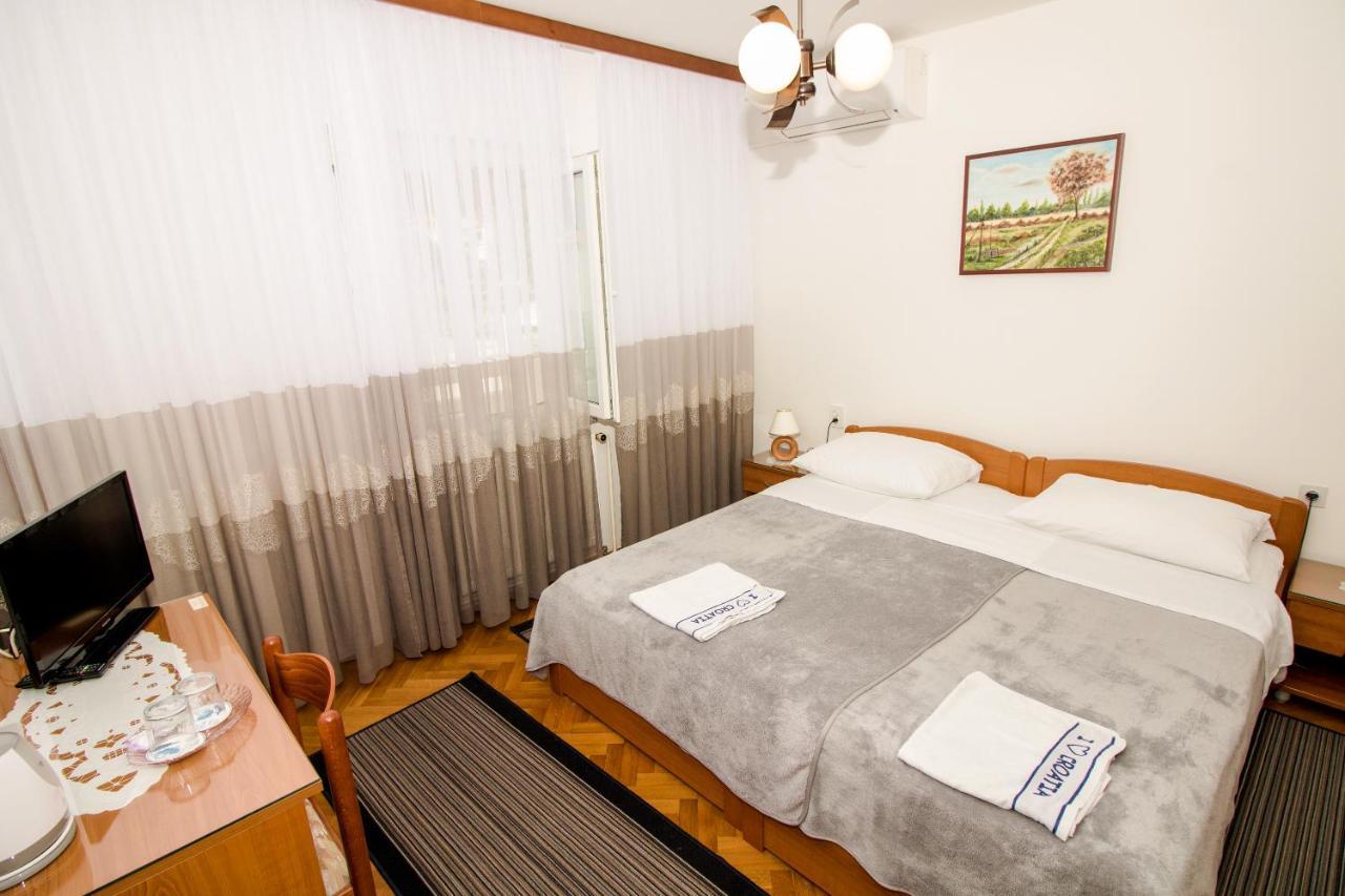 Rooms & Apartment Albina バスカ エクステリア 写真