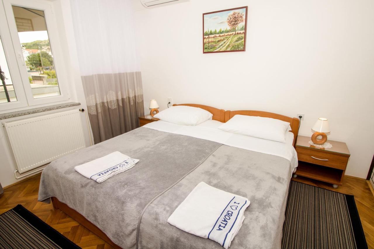 Rooms & Apartment Albina バスカ エクステリア 写真