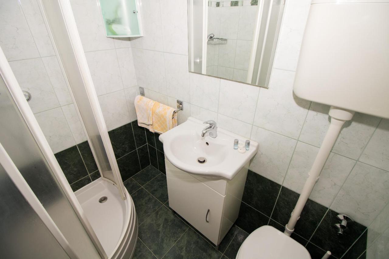 Rooms & Apartment Albina バスカ エクステリア 写真
