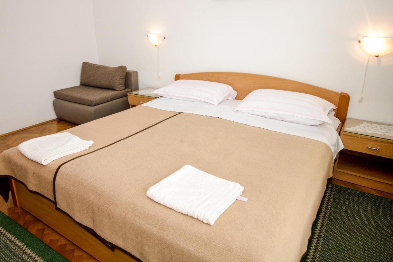 Rooms & Apartment Albina バスカ エクステリア 写真