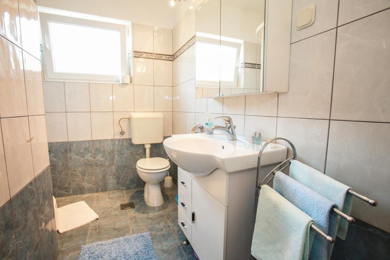 Rooms & Apartment Albina バスカ エクステリア 写真