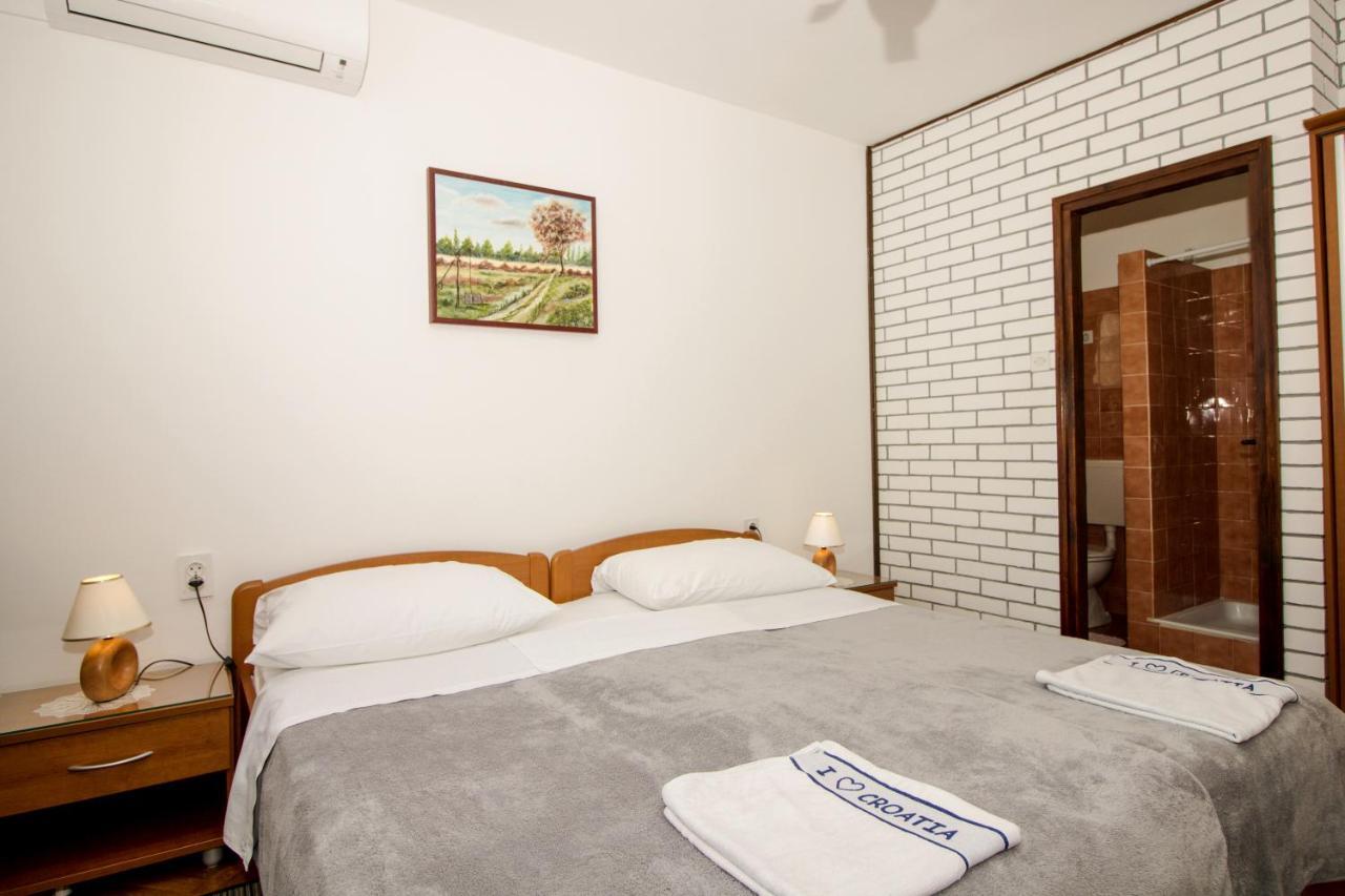 Rooms & Apartment Albina バスカ エクステリア 写真