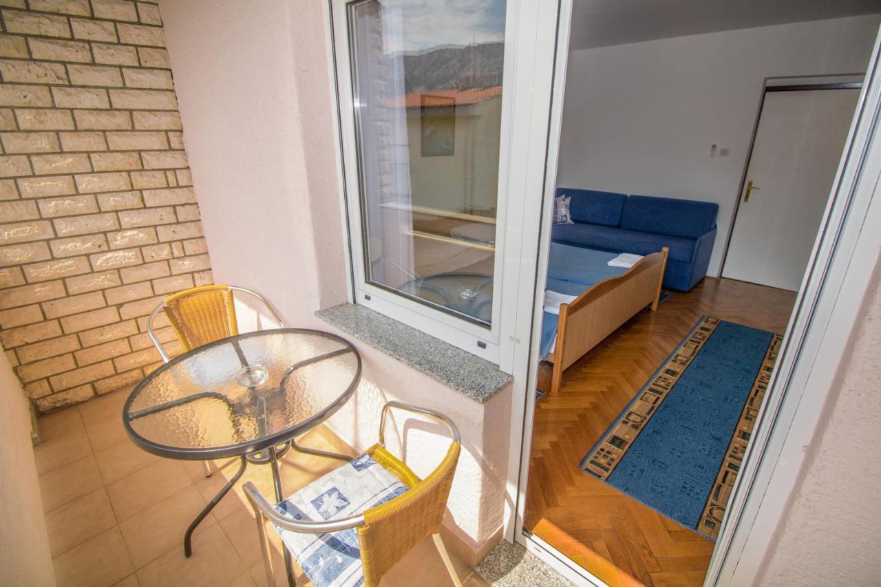 Rooms & Apartment Albina バスカ エクステリア 写真