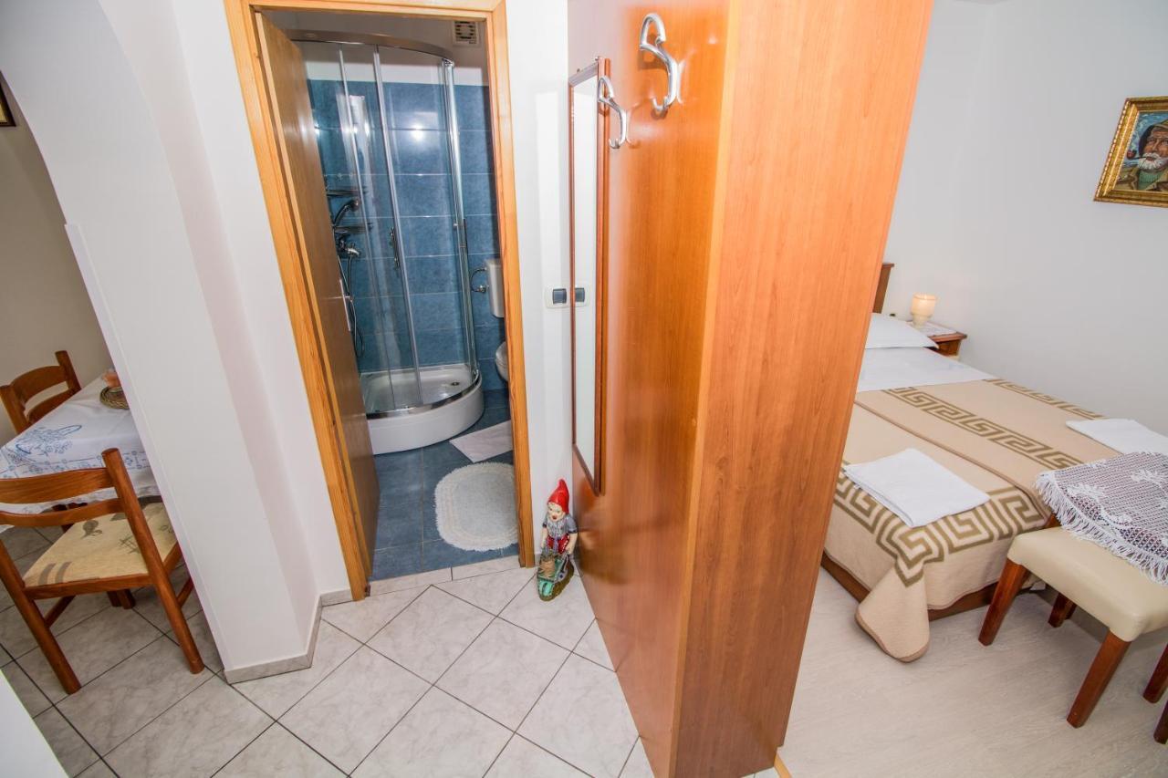 Rooms & Apartment Albina バスカ エクステリア 写真